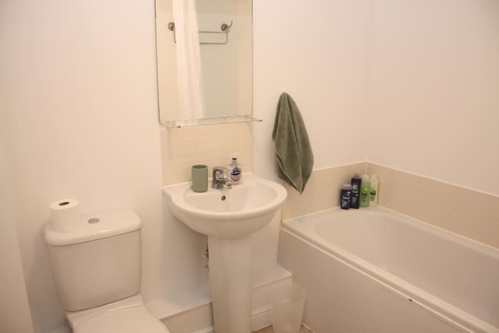 2 Bed 2 Bath Apartment & Parking - Lgw 10Min Drive Crawley  Eksteriør billede