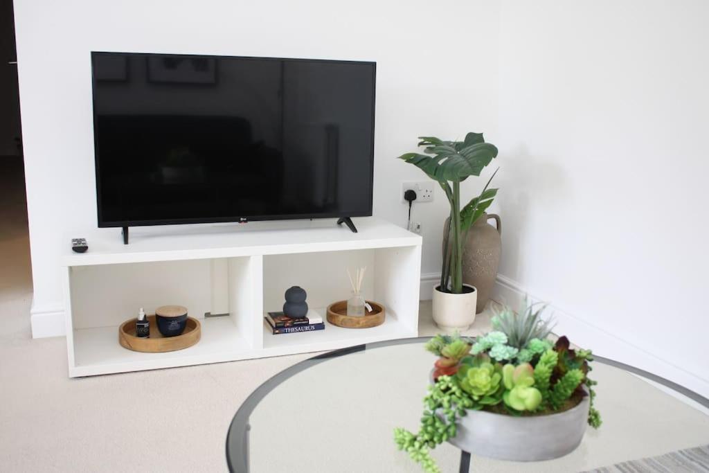 2 Bed 2 Bath Apartment & Parking - Lgw 10Min Drive Crawley  Eksteriør billede