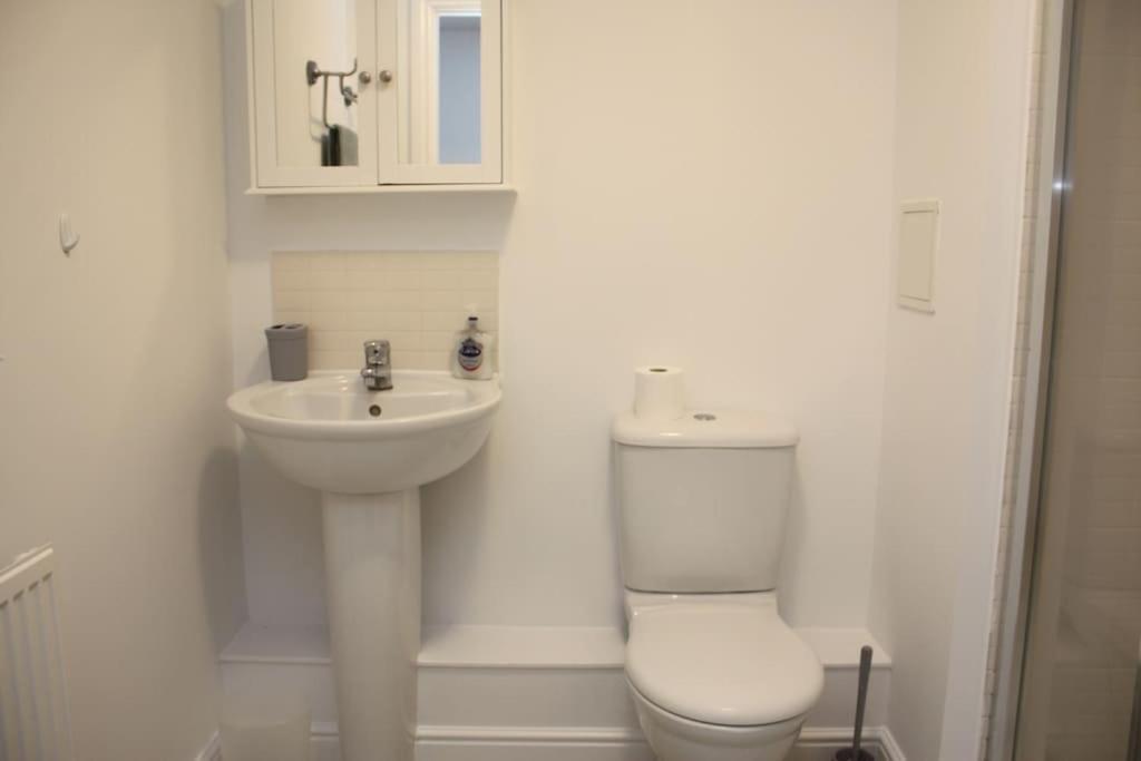 2 Bed 2 Bath Apartment & Parking - Lgw 10Min Drive Crawley  Eksteriør billede