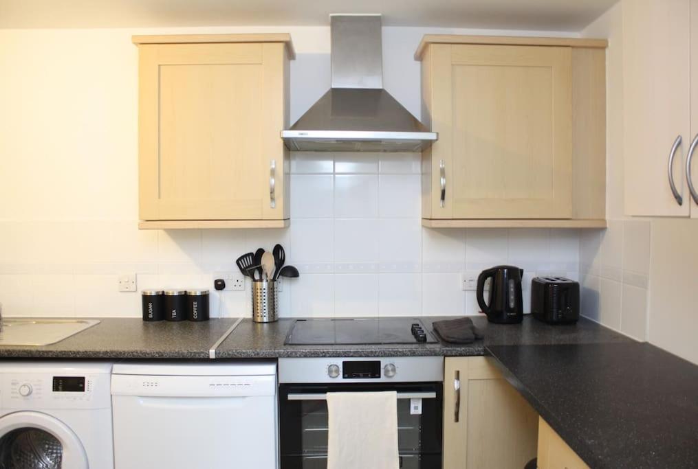2 Bed 2 Bath Apartment & Parking - Lgw 10Min Drive Crawley  Eksteriør billede