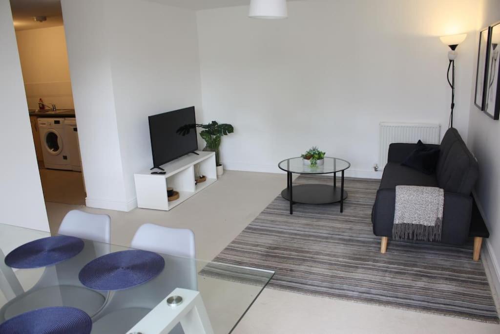 2 Bed 2 Bath Apartment & Parking - Lgw 10Min Drive Crawley  Eksteriør billede